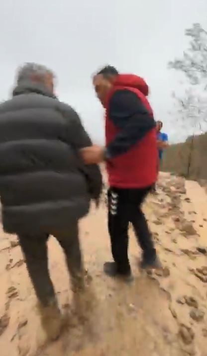 Asırlardır böyle bir olay yaşanmadı! Sis içinde heyelandan sirenli uyarıyla kurtuldular - Resim: 5