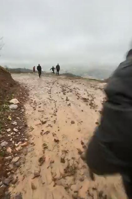 Asırlardır böyle bir olay yaşanmadı! Sis içinde heyelandan sirenli uyarıyla kurtuldular - Resim: 4