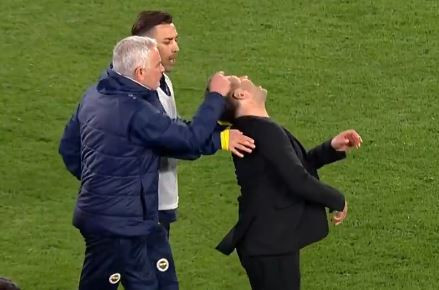 Mourinho, Okan Buruk'un burnunu sıktı - Resim : 2