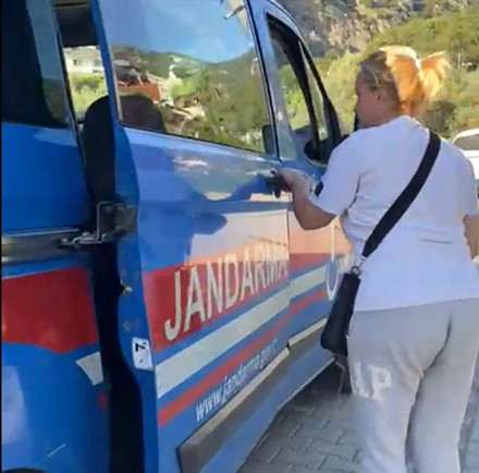 Kızını babasıyla görüşe 43 dakika geç götüren anne cezaevine girdi - Resim : 1