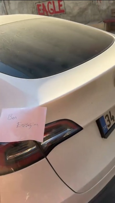 Şişli'de yola bırakıp gittiği araca 3 dilde yazılı notlarla 'Ben eşeğim' tepkisi - Resim : 1