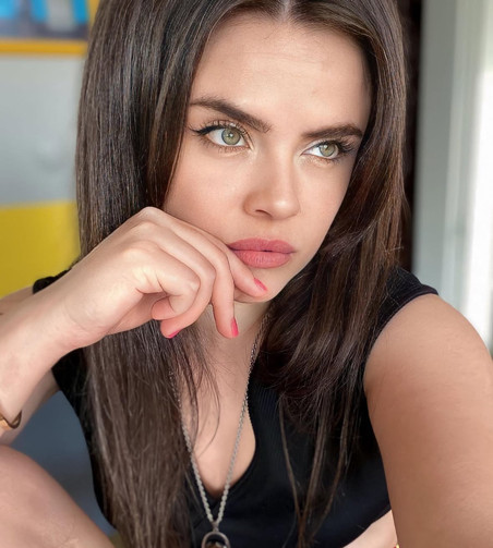 Oyuncu Sevil Akdağ, arkadaşı Elif Kırav'ı 30 yerinden bıçaklayarak öldürdükten sonra bileklerini kesti - Resim : 1