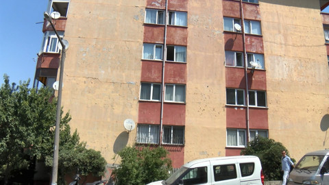 Bahçelievler'de bir sitede binaların cephesinde çatlak, zemininde boşluk oluştu