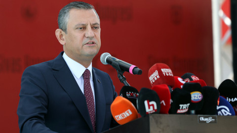 Özgür Özel: Bugün tüm adımlarımızı 105 yıl önce Sivas'ta atılan kararlarla bağlılık içinde atıyoruz