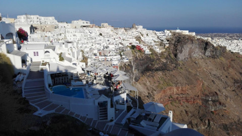 Ege'deki sismik hareketlilik nedeniyle yaklaşık 9 bin kişi Santorini Adası'nı terk etti