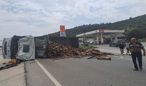 Çanakkale'de yolcu otobüsü, kamyon ve otomobil çarpıştı, 8 kişi öldü, 20 kişi yaralandı - Resim : 2