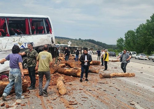 Çanakkale'de yolcu otobüsü, kamyon ve otomobil çarpıştı, 8 kişi öldü, 20 kişi yaralandı - Resim : 4