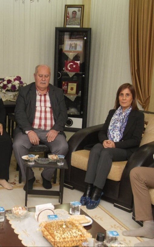 Seyhan Belediye Başkanı Oya Tekin'in şehit ailesi ziyaretinde eve galoşla girmesine tepki yağdı - Resim : 1