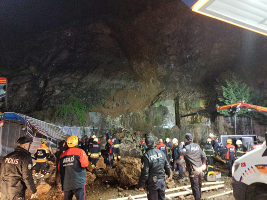 4 kişilik aile kaya parçalarının altında kaldı! Baba ve 2 kızı hayatını kaybetti, anne yaralı.... O anlar kamerada - Resim : 1