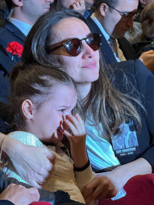 Usta sanatçı Edip Akbayram son yolculuğuna uğurlandı - Resim : 5