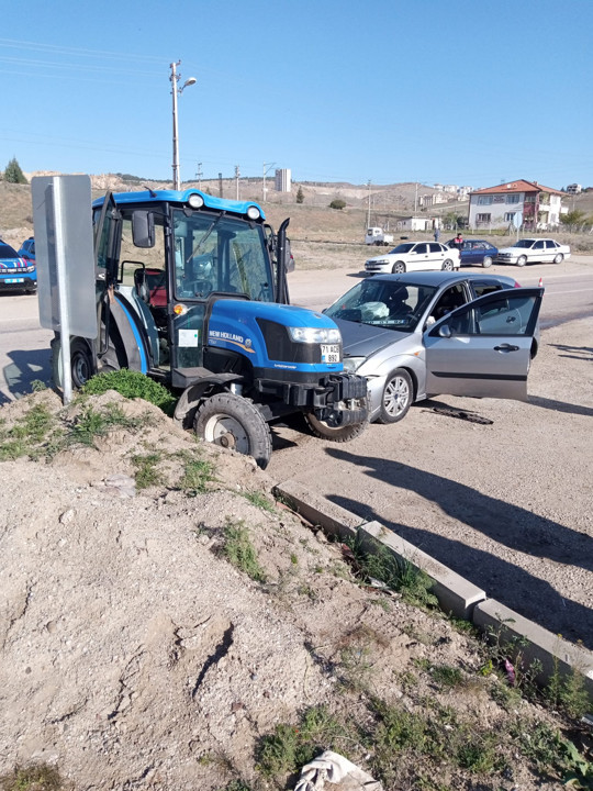 Otomobil ile traktör çarpıştı; 3 jandarma personeli yaralı - Resim : 1