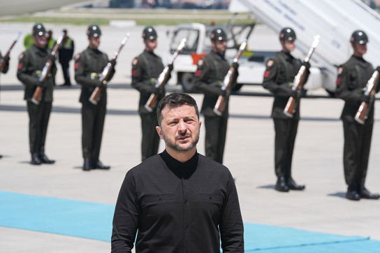 Ukrayna Devlet Başkanı Zelenskiy, Cumhurbaşkanı Erdoğan ile görüşmek üzere Ankara’ya geldi - Resim : 1