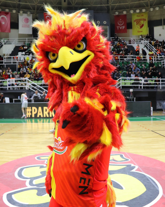 Göztepe'nin maskotu ilk maçta karakolluk oldu - Resim : 1