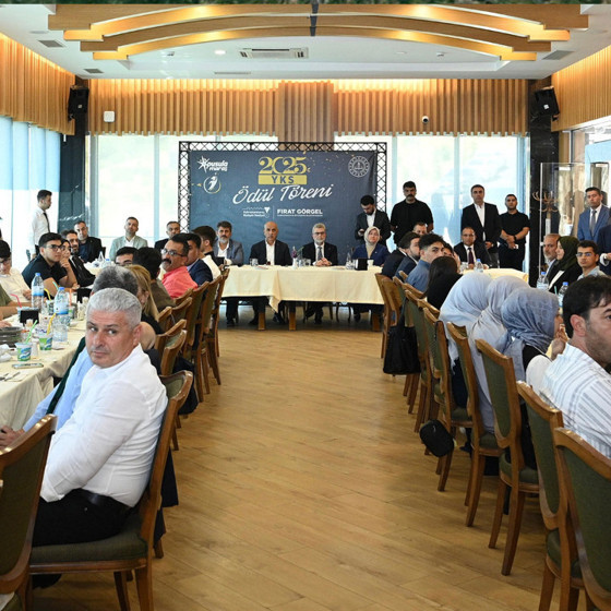 Kahramanmaraş'ta, YKS sınavında ilk bine giren öğrenciler ödüllendirildi