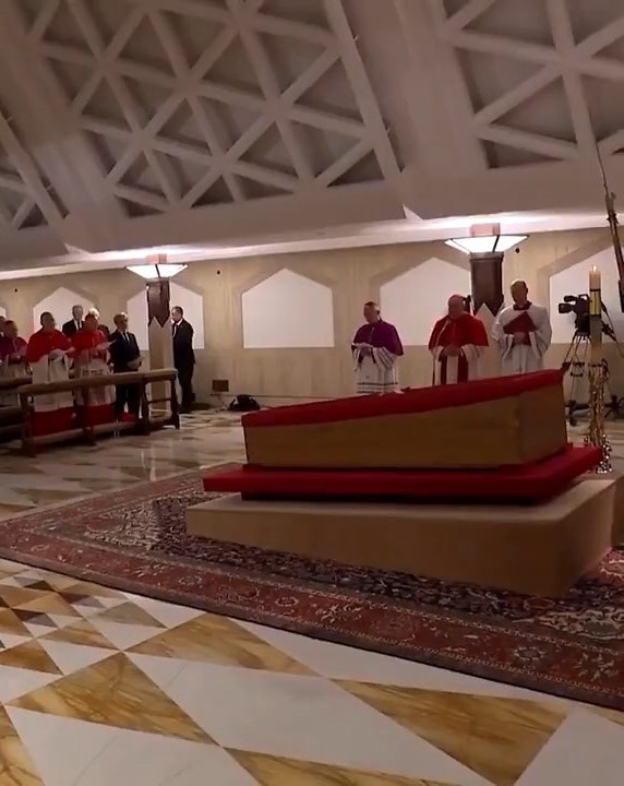 Vatikan, Papa'nın tabuttaki görüntülerini paylaştı - Resim : 4