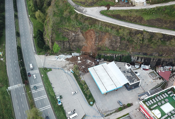 4 kişilik aile kaya parçalarının altında kaldı! Baba ve 2 kızı hayatını kaybetti, anne yaralı.... O anlar kamerada - Resim : 2