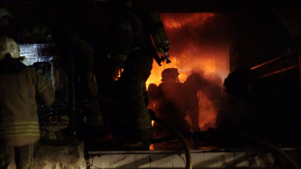 İstanbul'da tekstil fabrikasında yangın: 3 işçi yaralandı - Resim : 2
