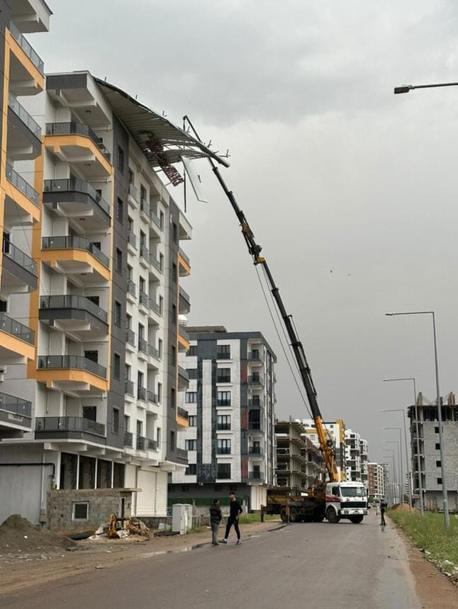 Diyarbakır ve Batman’da fırtına; çatı ve ağaçlar, araçların üzerine devrildi - Resim : 2
