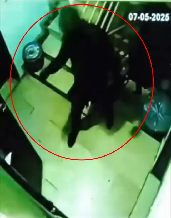 Kar maskeli 4 şüpheli, husumetlilerinin kapısını parçalayıp kaçtı; o anlar kamerada - Resim : 1