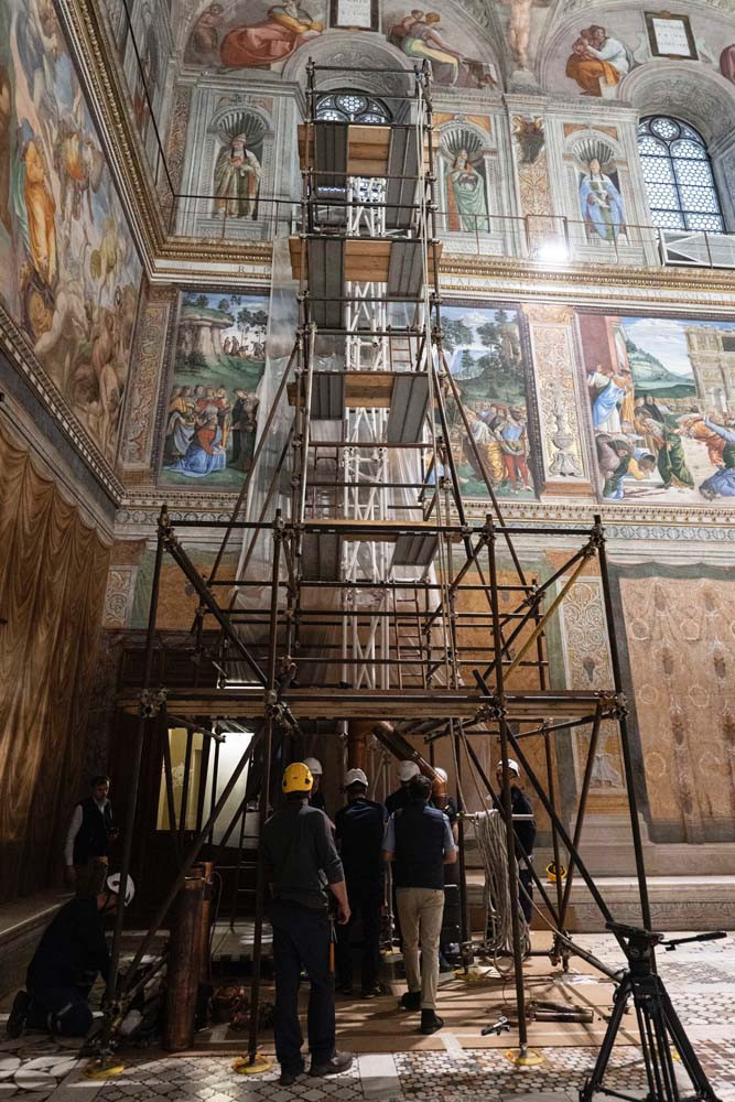 Yeni papanın seçilmesine yönelik süreç başlıyor... Siyah ya da beyaz dumanın yükseleceği baca Sistine Şapeli'ne kuruldu - Resim : 7