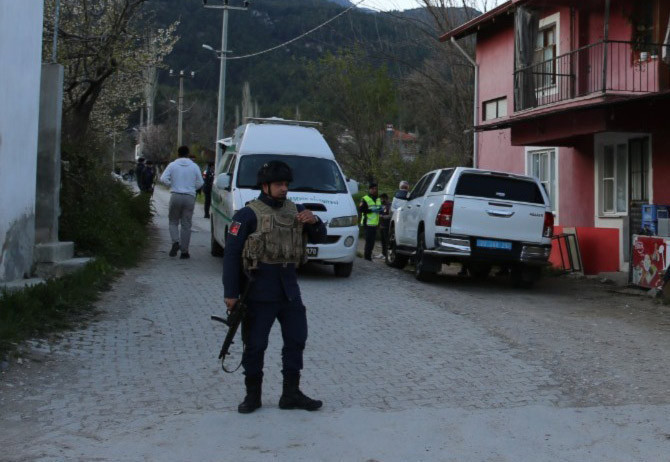 Miras kavgası kanlı bitti... Tartıştığı kardeşi ve yengesini tüfekle öldürdü - Resim : 1