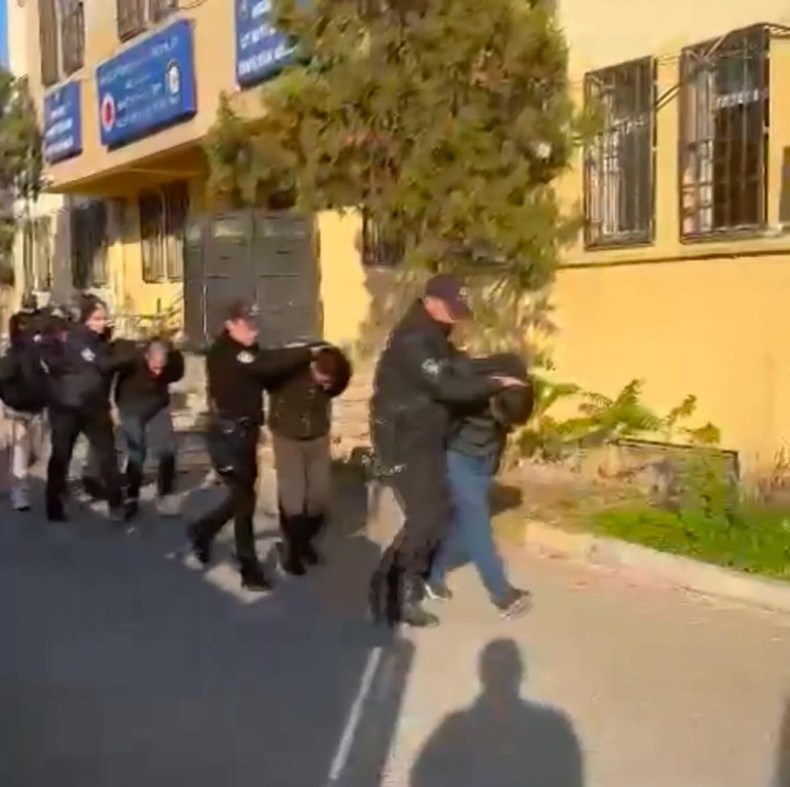 Bahçelievler'de taksiyle uyuşturucu ticareti iddiası: Taksici panik butonuna bastı, 6 şüpheli yakalandı - Resim : 2