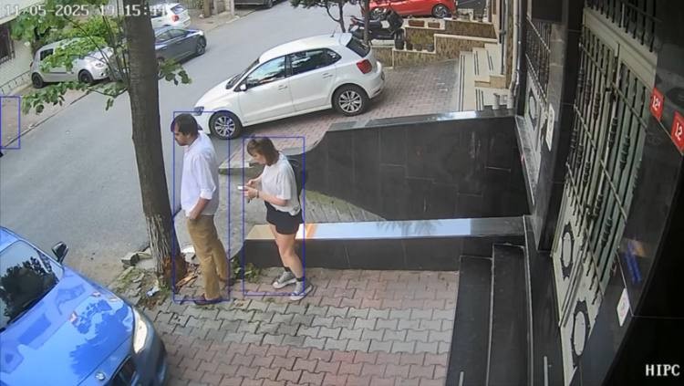 Bayrampaşa'da eski eşinin üzerine otomobilini sürdü - Resim : 1