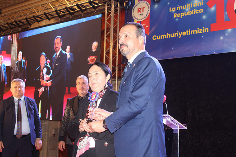 AK Parti Genel Başkan Yardımcısı Zorlu'ya Romanya'da özel ödül takdim edildi - Resim : 1