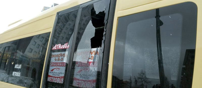 Kar toplarının içine taş koyarak attılar; 5 minibüsün camı kırıldı - Resim : 1