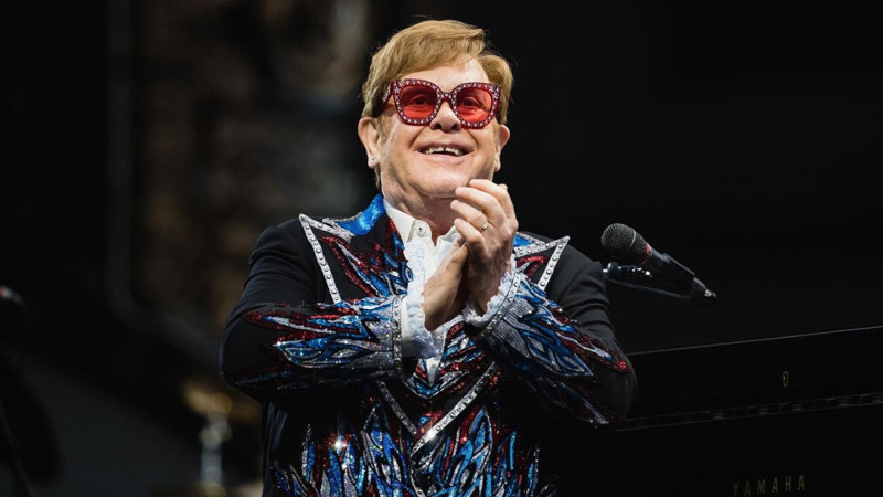 Elton John: Şarkı sözlerini bile okuyamıyorum