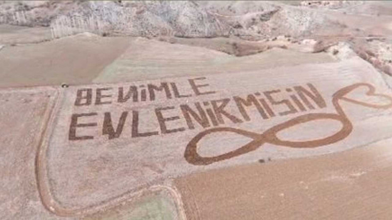 Traktörüyle tarlaya 'Benimle evlenir misin' yazdı