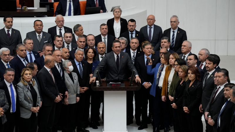 CHP'li vekiller kürsüyü işgal etti: TBMM Genel Kurulu kapandı