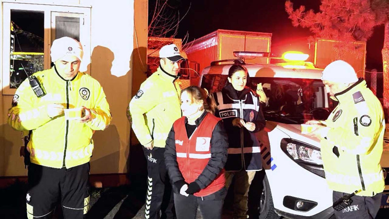 Kızılay’dan soğukta görev yapan polislere sıcak çorbalı kutlama