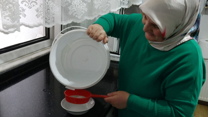 30 yıldır nisan yağmurunu şifa niyetine içiyor