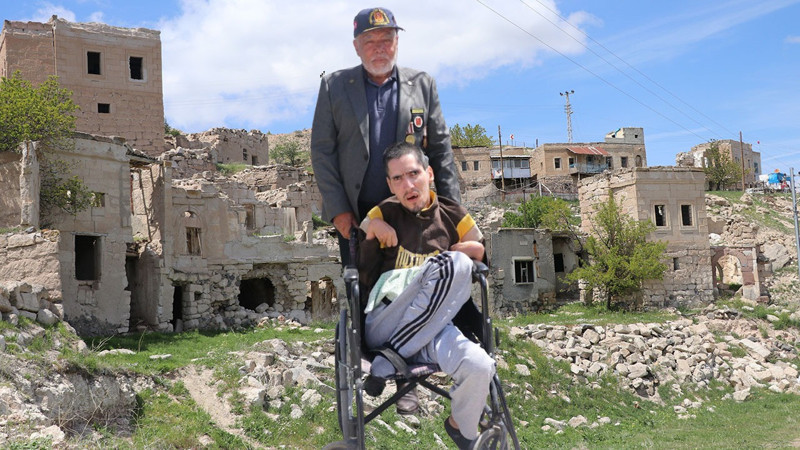 Kıbrıs gazisi 35 yıldır yatalak oğlu için, terk edilmiş mahalleyi bekliyor: Oğluma köy hayatı iyi geliyor