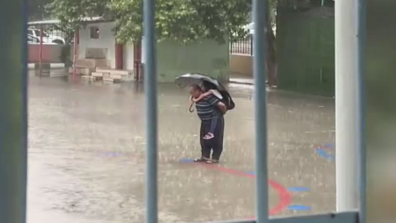 Sağanak altında, sırtındaki torunu ile İstiklal Marşı'nı dinlediler... Bu görüntüler sosyal medyada büyük beğeni topladı