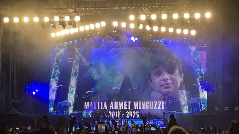 Gun's N' Roses, İstanbul konserinde Mattia Ahmet Minguzzi'ye şarkı hediye etti