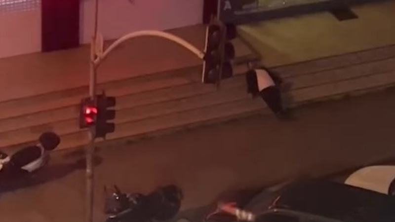 Sultangazi'de kaldırımda hareketsiz yatan adamı dubayla uyandırmaya çalıştı