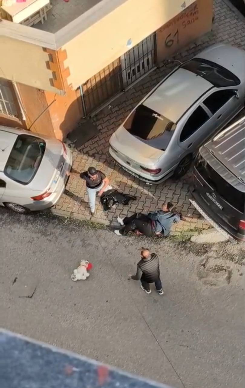 Esenler'de sokak ortasında eşini bıçakladı, kendine zarar verdi; kadın hastanede hayatını kaybetti - Resim : 1