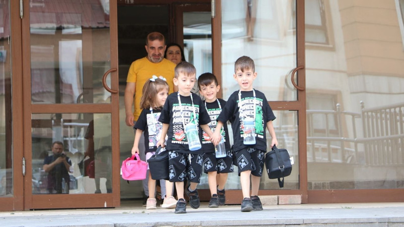 6 yıllık evlat hasretini bitiren dördüzler, okula başladı