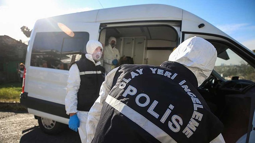 Birlikte karavanda yaşadığı sevgilisini öldürüp mezarını kazdı, jandarma gelince intihar etti