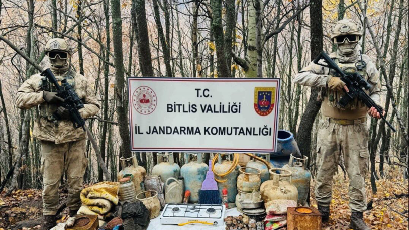 Bitlis'te sığınakta çok sayıda yaşam malzemesi ele geçirildi