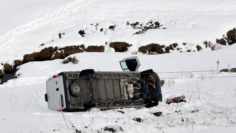Minibüs, karla kaplı şarampole devrildi; sıkışan şoför kurtarıldı