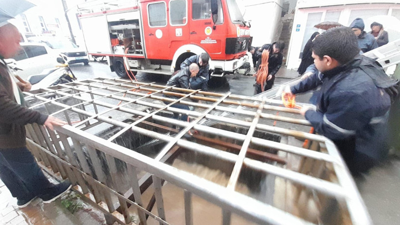 Üzeri kapalı dere yatağında mahsur kaldı, itfaiye kurtardı