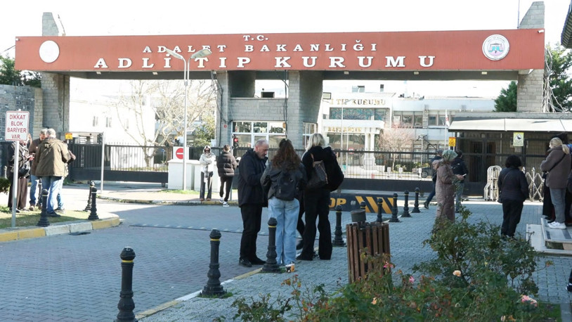Beylikdüzü'nde otoparkta tartıştıkları kişinin önünü kesip silahla ateş açtılar: 1 ölü