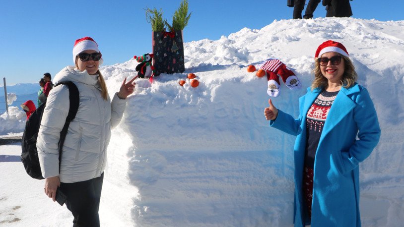 Yeni yıl mesajlarını, 2 bin 365 metrede kar üzerine yazdılar