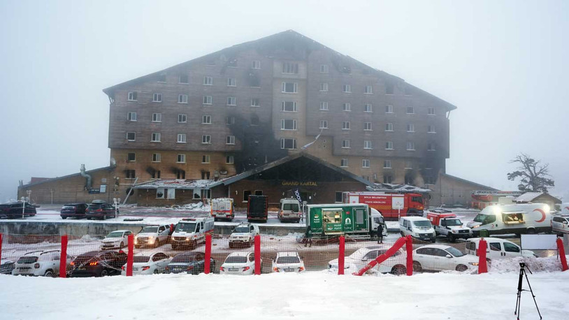 Kartalkaya'daki otel yangınında itfaiye ön raporu hazırlandı: 50'den fazla kişi merdivenli itfaiye aracıyla, 1 kişi de atlama yatağıyla kurtarıldı