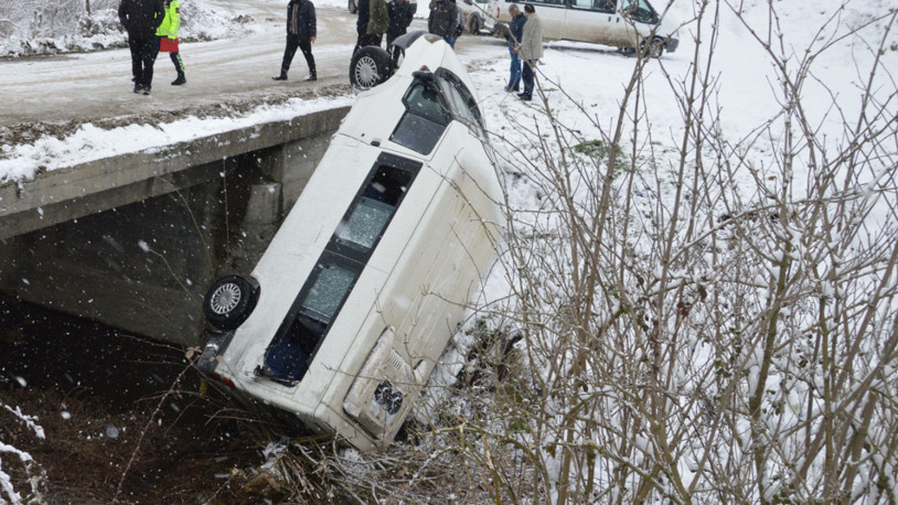 Cenazeye gidenleri taşıyan minibüs çay yatağına devrildi: 15 yaralı