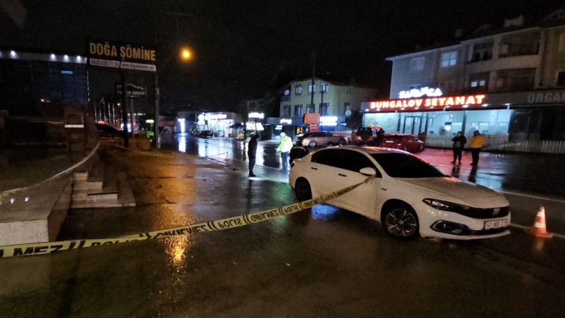 Ateş açılan otomobildeki bir kişi öldü, bir kişi yaralandı