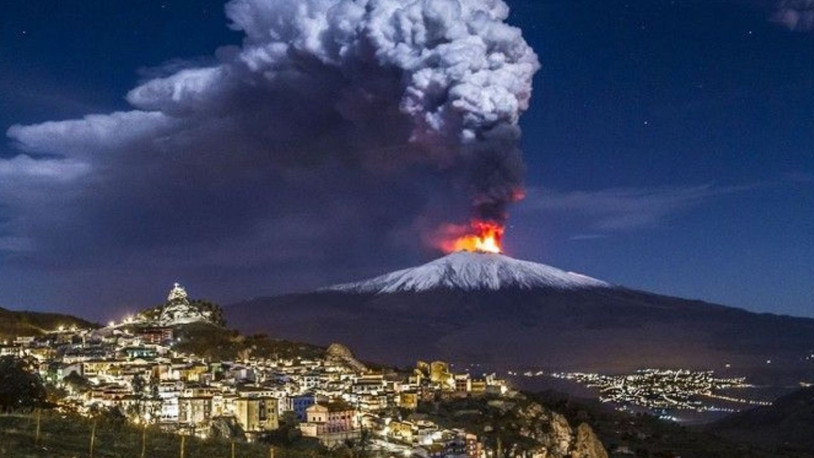 İtalya'da Etna Yanardağı kül ve lav püskürtüyor